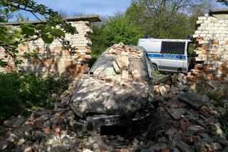 Niecodzienny wypadek w Jarosławiu na Podkarpaciu: Rozpędzone audi uderzyło w klasztor [ZDJĘCIA]