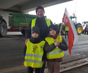 Lekceważenie władzy jest absolutne - skarżą się rolnicy protestujący na S5 koło Leszna. To jeden z większych protestów w kraju 