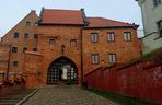 Kierunek: Grudziądz. Kuszą tężnia w szklanej piramidzie i unikatowe spichrze nad Wisłą. Z jednej strony są jak kamieniczki, z drugiej jak mury obronne