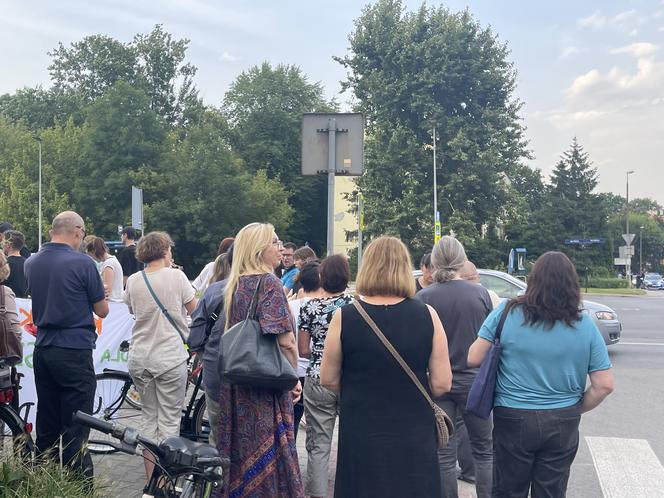 Protest mieszkańców przeciwko wycince drzew pod budowę linii tramwajowej do Mistrzejowic.