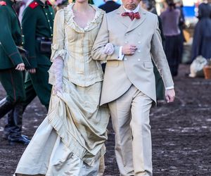 Wokulski i Rzecki spacerują po Warszawie. Plan zdjęciowy „Lalki” przeniósł Stare Miasto do XIX wieku!