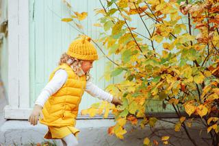 Jak ubierać dziecko jesienią? Praktyczna baza ubraniowa [GALERIA]