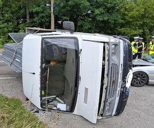 Wypadek w Lubieni. Auto osobowe zderzyło się z busem