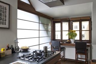 Kącik jadalniany w kuchni przy oknie