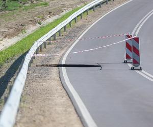  Zapadliska na obwodnicy Bolesławia. Nowa droga z dziurami jak leje po bombie