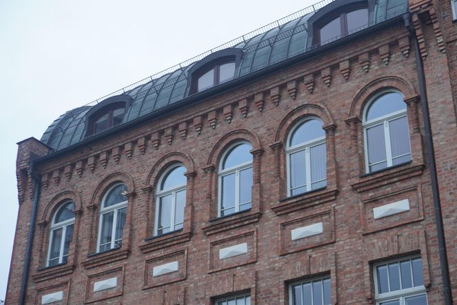 Zabytkowa fasada z XX wieku zachwyca białostoczan. Dzisiaj mieści się tam słynna instytucja