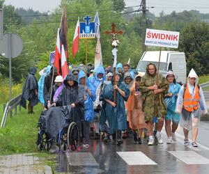 Deszczowym szlakiem pątnicy z Lubelszczyzny ruszyli w kierunku Jasnej Góry!