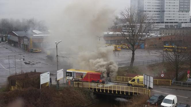 W Katowicach zapalił się autobus! Trwa akcja gaśnicza