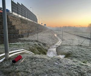 Gejzer wody zalał ulice. W Piekarach Śląskich tworzą się gigantyczne korki