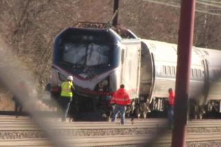Dwie osoby zginęły, gdy pociąg z Nowego Jorku uderzył w koparkę