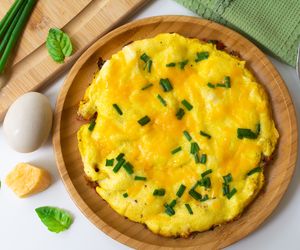 Super puszysty omlet z tartym serem: łatwy przepis na sycący posiłek