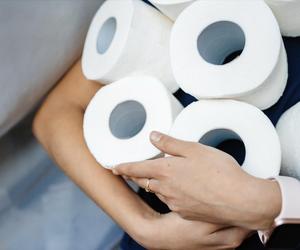Wieszasz papier toaletowy w ten sposób? To wiele mówi o twoich charakterze