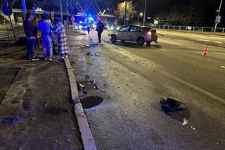Potworny wypadek z udziałem osobówki i skutera. Kierowca po uderzeniu huknął o asfalt!