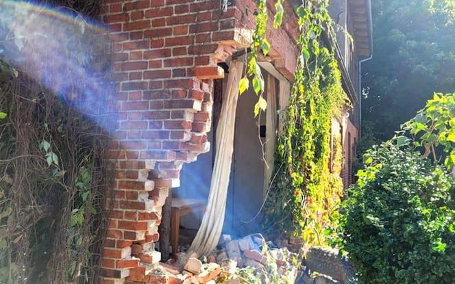 Ogromny dźwig staranował dom pod Puckiem! Budynek jest całkowicie zniszczony