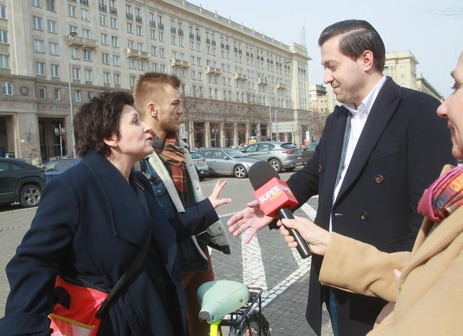 Ustawka kandydatów na placu Konstytucji. Wojna Lewicy i Trzeciej Drogi o miejsca parkingowe 