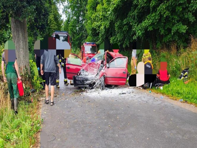 Tragedia w Storkowie: Opel Corsa roztrzaskał się na drzewie. Dwie osoby nie żyją