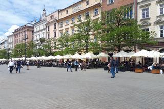 Tłumy na Rynku Głównym w Krakowie. W końcu otwarte ogródki gastronomiczne