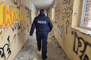 Policjanci z Leszna sprawdzali miejsca, gdzie koczują bezdomni 