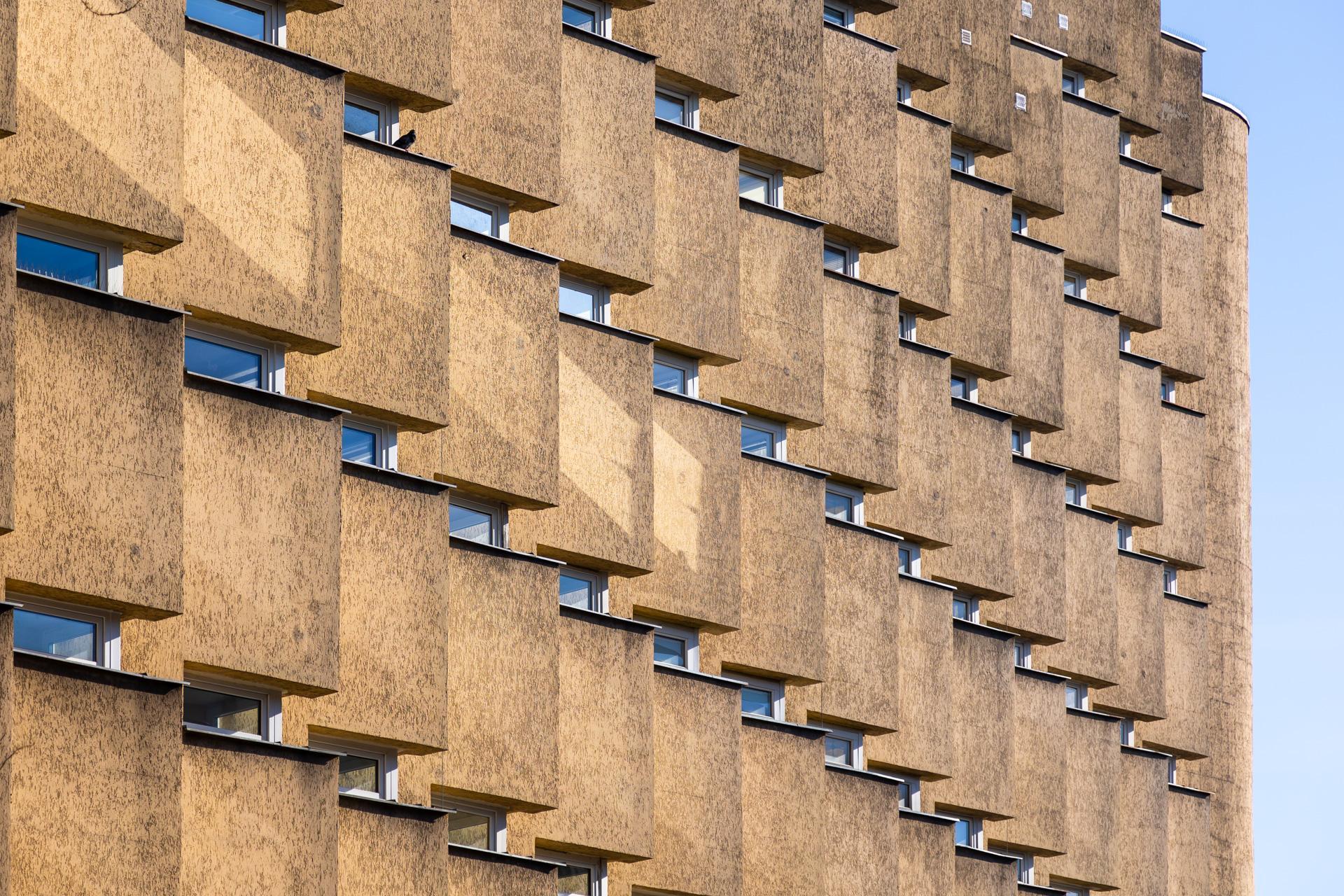 Blok PRL na ul. Koziej 9 - zobacz budynek, który z zmienia się wraz z punktem widzenia