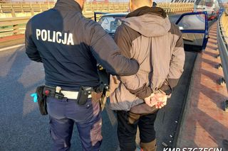 Jechał fiatem przez miasto na samej feldze. Tłumaczył, że biała substancja to proszek do prania