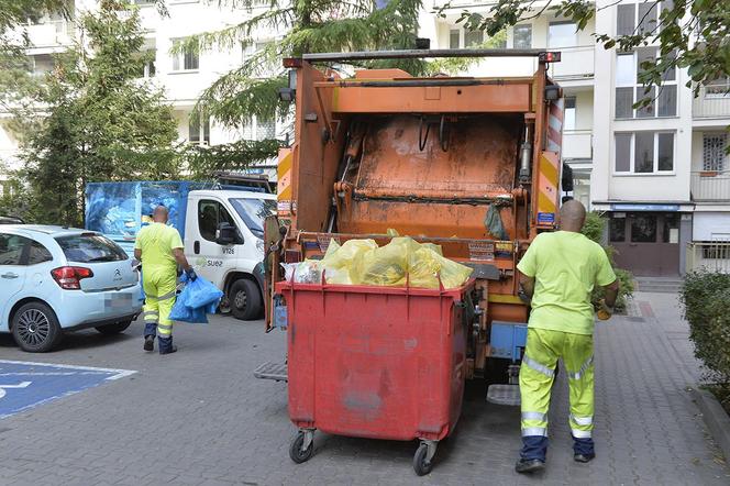 Śmieciowy CHAOS w Warszawie. Wiemy jak wyliczyć nową opłatę