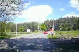 Policjanci ujawnili dramatyczne nagranie. Zderzenie trzech aut na przejeździe kolejowym