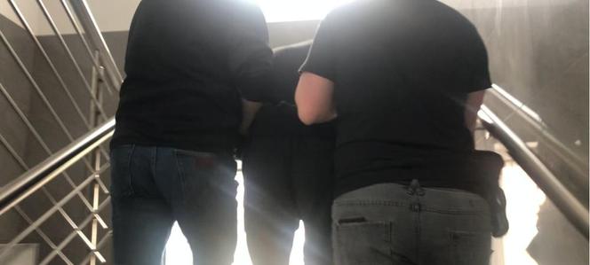 Przyjął niewinne zaproszenie od kolegów. Połamali mu kości i oskubali nawet z butów