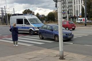 Warszawa. Seat huknął w rowerzystkę na Białołęce. Kobieta trafiła do szpitala!