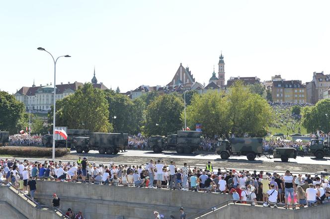 Święto Wojska Polskiego w Warszawie. Tłumy przyszły obejrzeć defiladę