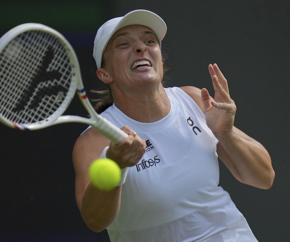 Iga Świątek - Danielle Collins RELACJA NA ŻYWO i WYNIK. Polka walczy w Wimbledonie