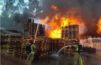 Łódź. Ogromny pożar ciężarówek i składowiska palet. Dramat na ul. Starorudzkiej [ZDJĘCIA].