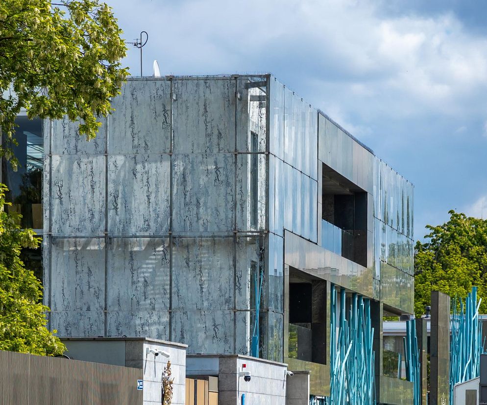 Szklana elewacja Ambasady Niderlandów z dekoracyjnym płotem. O tej wyjątkowej bryle przeczytasz w serwisie Architektura.