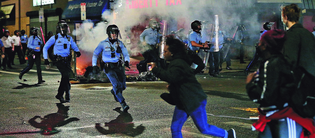 Kamieniami w policję