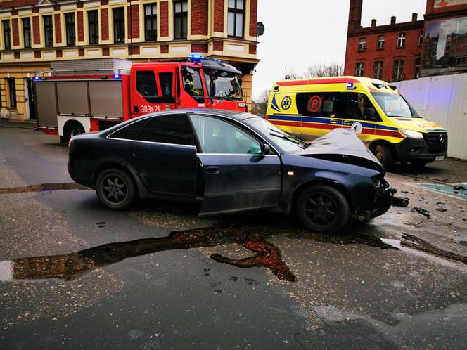 Wypadek na ul. Świętej Trójcy w Bydgoszczy. Trzy osoby są ranne [ZDJĘCIA]