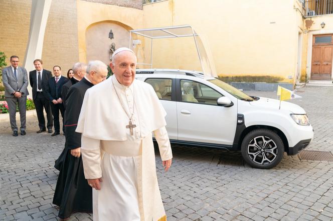 Papież Franciszek jeździ Dacią Duster