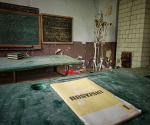 Opuszczony dom, szpital i szkoła w Świętokrzyskiem. Zaglądamy do środka 