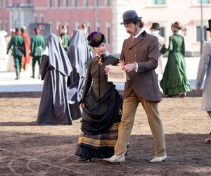 Wokulski i Rzecki spacerują po Warszawie. Plan zdjęciowy „Lalki” przeniósł Stare Miasto do XIX wieku!