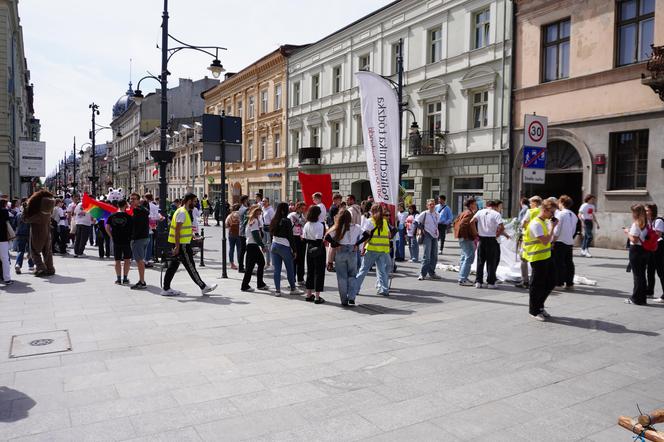 Pochód Juwenaliowy Łódzkich Uczelni. Studenci przejęli Łódź! [ZDJĘCIA]