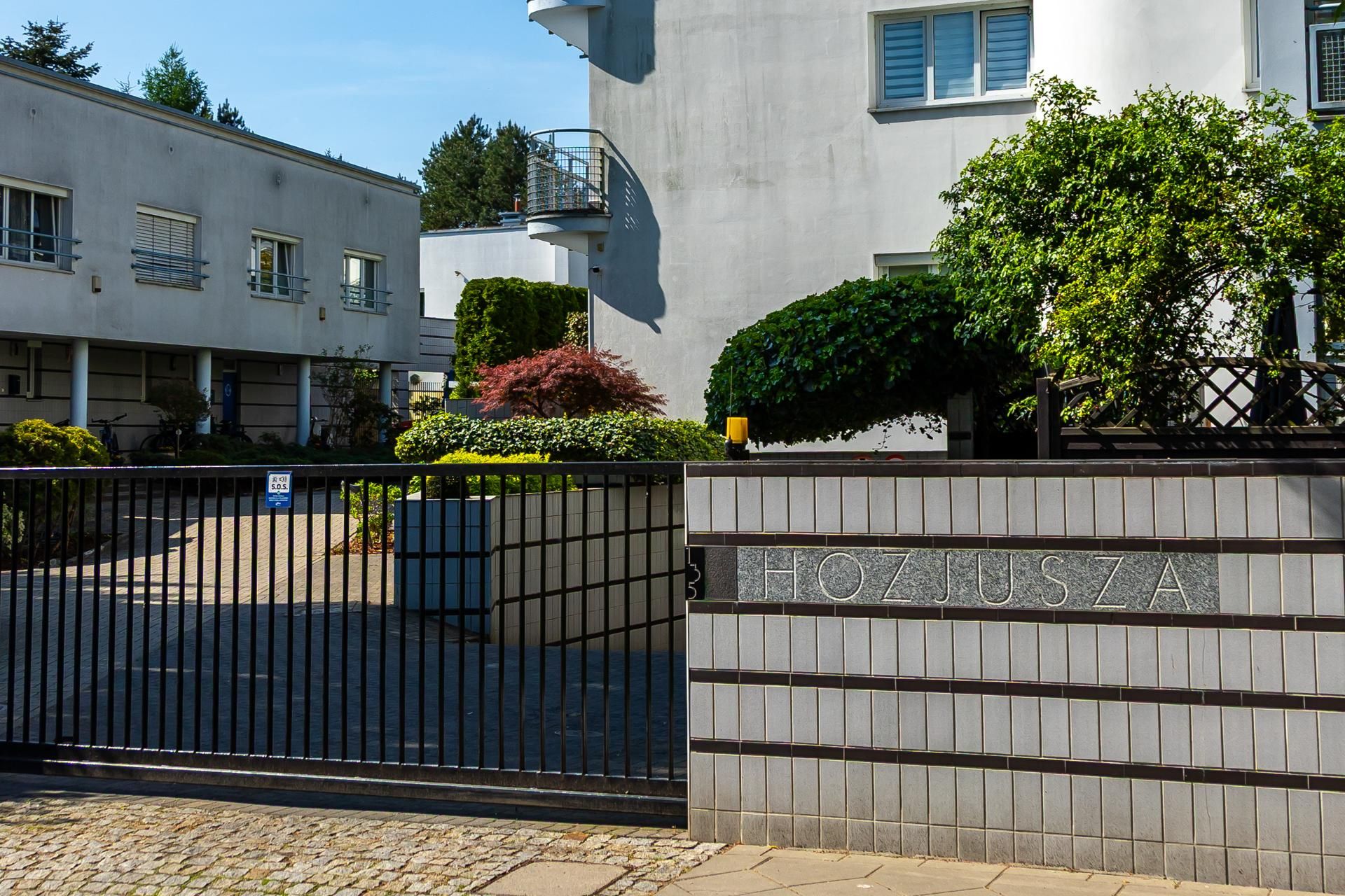 Osiedle przy Hozjusza w Warszawie z lat 90. Projekt: JEMS