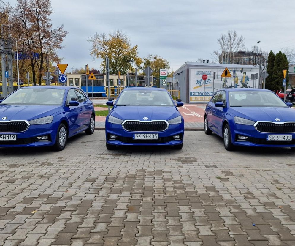 Trzy niebieskie samochody Skoda Fabia stojące na parkingu, przygotowane do egzaminów w WORD Katowice. Zmiany w limitach odliczeń dla aut firmowych to podatkowa bomba, o czym przeczytasz na Super Biznes.
