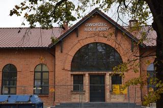 Zabytkowy dworzec kolejowy w Zduńskiej Woli odzyskał historyczny wygląd. Kiedy otwarcie?