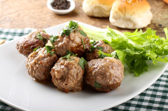 Kotlety z białej kiełbasy w sosie chrzanowym - przepis na smaczne kotleciki