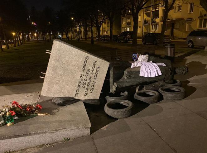 Przewrócony pomnik ks. Henryka Jankowskiego