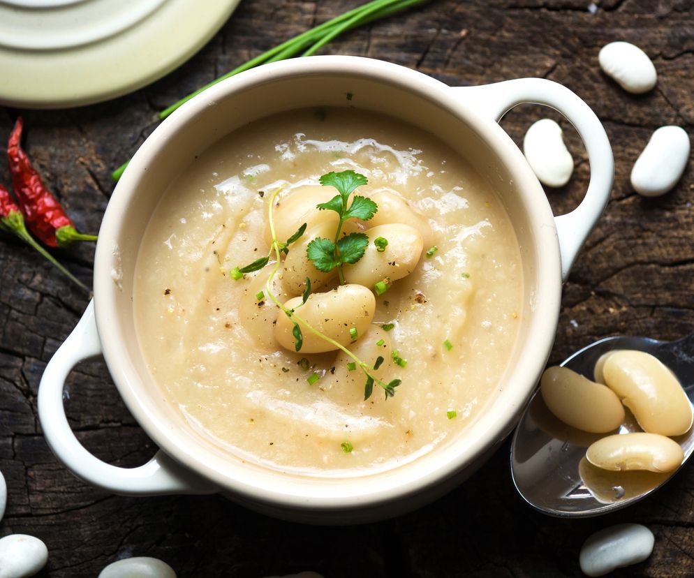 Krem fasolowy z fasoli z puszki: odżywcza zupa z czosnkiem i cebulą