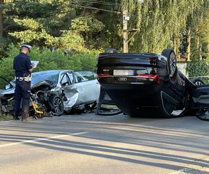 Potworna czołówka pod Legionowem. Roztrzaskane auto dachowało, są ranni