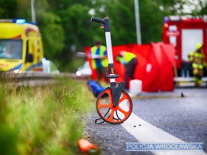 38-latek uderzył w bariery, motocykl rozpadł się na dwie części