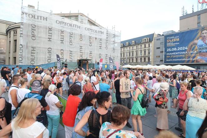 Potańcówka pod Teatrem Śląskim w Katowicach. Tłumy wręcz oszalały ZDJĘCIA