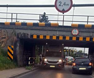 Kierowca dostawczaka utknął pod wiaduktem głupców w Tychach