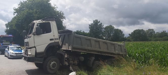 Dwie ciężarówki roztrzaskały się na drodze. Kierowca Scanii nie miał szans
