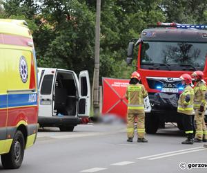 Kobiet ani mężczyzn nie można było przesłuchać. Ich 43-letnia znajoma nie przeżyła uderzenia o mur